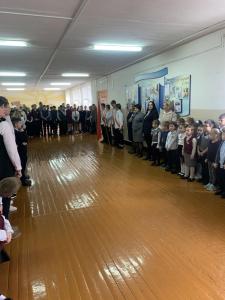Торжественная линейка, посвященная окончанию первой четверти