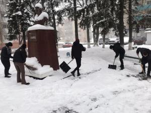 Трудовой десант по уборке памятника, закреплённого за школой