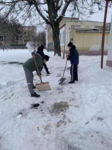 Трудовой десант по уборке снега на территории школы