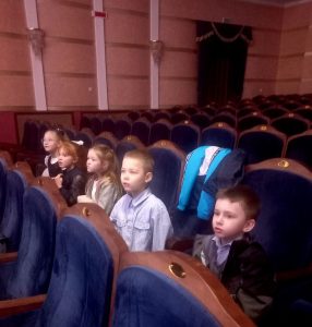 Просмотр спектакля "Слоненок" (1 классы)