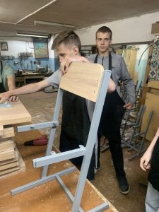Вторичная занятость учащихся на летних каникулах.Ребята занимаются ремонтом и реставрацией школьной мебели