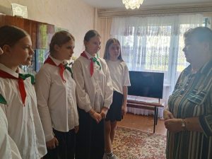 Актив пионерской дружины имени Кирова С.М. поздравил с Днём Победы Саратовцеву Валентину Федоровну